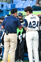 宮野真守（右）の背番号は映画の公開日にちなんだ「424」。