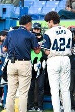 宮野真守（右）の背番号は映画の公開日にちなんだ「424」。