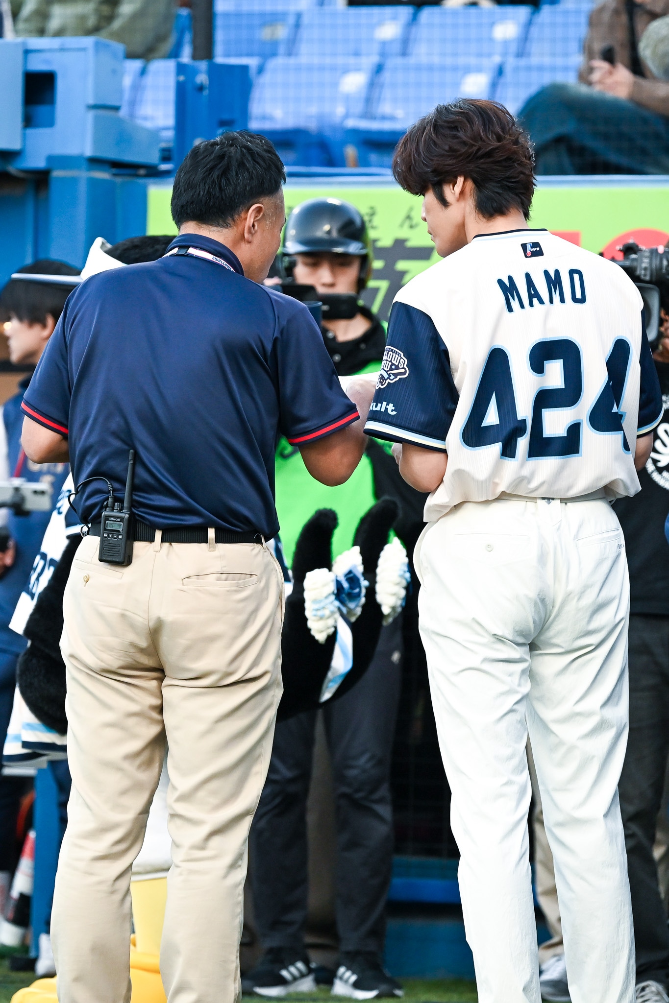 宮野真守（右）の背番号は映画の公開日にちなんだ「424」。