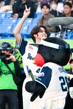 一塁側スタンドからのスワローズファンの歓声に応える宮野真守。