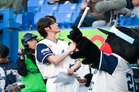 一塁側スタンドからのスワローズファンの歓声に応える宮野真守。