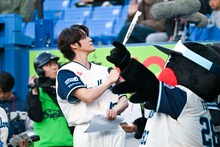 一塁側スタンドからのスワローズファンの歓声に応える宮野真守。