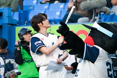 一塁側スタンドからのスワローズファンの歓声に応える宮野真守。