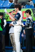 スターティングメンバー発表を務めた宮野真守（左）と、スタジアムMCの前田智子（右）。