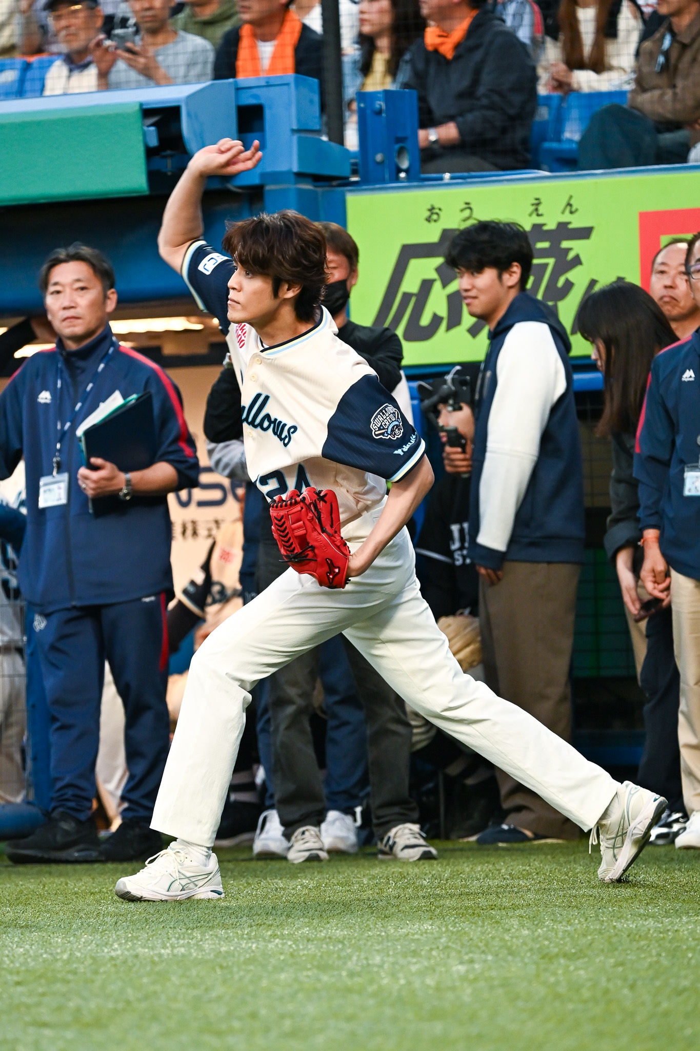 マウンドに上がる前、ウォーミングアップする宮野真守。