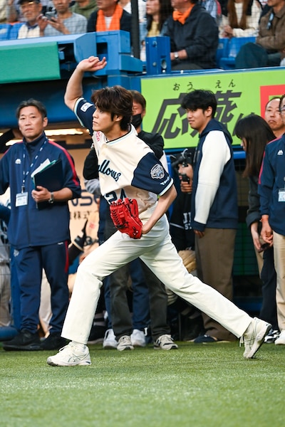 マウンドに上がる前、ウォーミングアップする宮野真守。