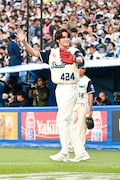 大歓声に応えてマウンドに上がる宮野真守。