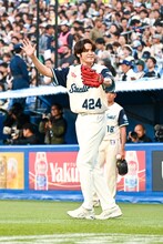 大歓声に応えてマウンドに上がる宮野真守。