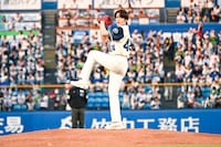 神宮球場のマウンドで始球式を務める宮野真守。