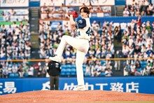 神宮球場のマウンドで始球式を務める宮野真守。