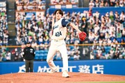 神宮球場のマウンドで始球式を務める宮野真守。