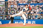 神宮球場のマウンドで始球式を務める宮野真守。