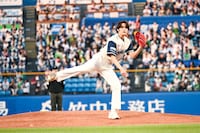 神宮球場のマウンドで始球式を務める宮野真守。