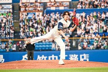 神宮球場のマウンドで始球式を務める宮野真守。
