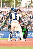 投球後、古賀優大捕手と握手を交わす宮野真守。