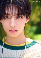 志賀李玖の1st写真集「遊色」表紙（撮影：土山大輔）©︎KADOKAWA