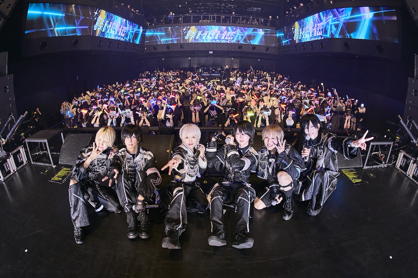 東京・Zepp Shinjuku（TOKYO）のフロアをバックに記念撮影するあいみーむ。