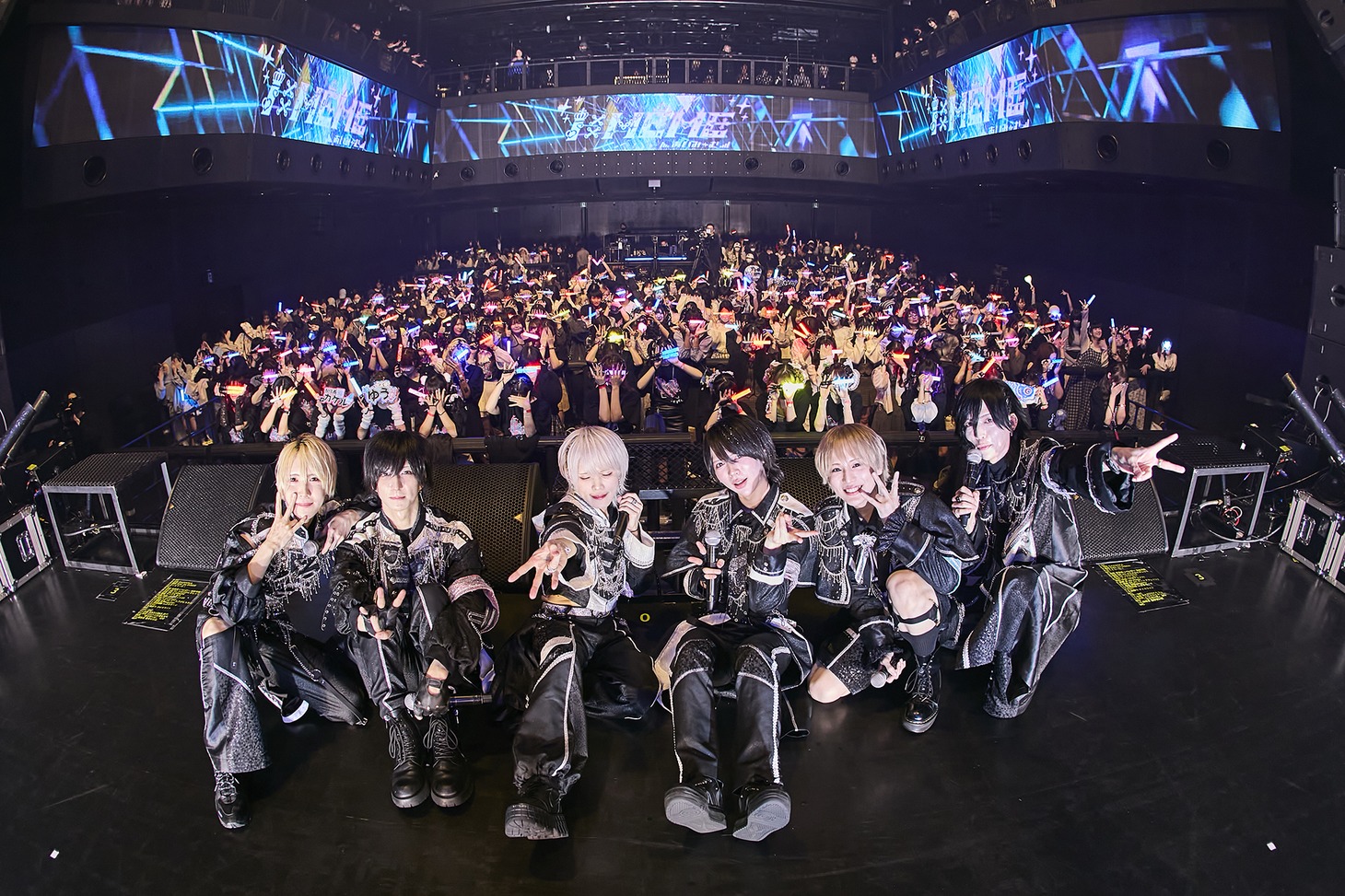 東京・Zepp Shinjuku（TOKYO）のフロアをバックに記念撮影するあいみーむ。