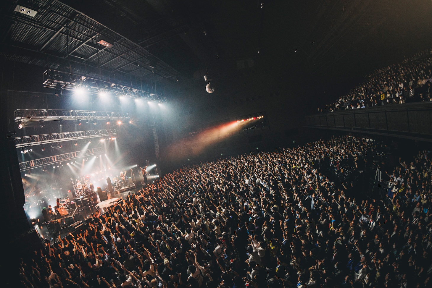 「RETRORIRON 1st Full Album『コレクションアローン』RELEASE ONE-MAN TOUR 2026」の様子。（撮影：スエヨシリョウタ）