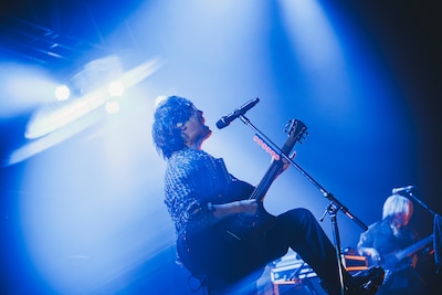 涼音（Vo, A.G）（撮影：スエヨシリョウタ）