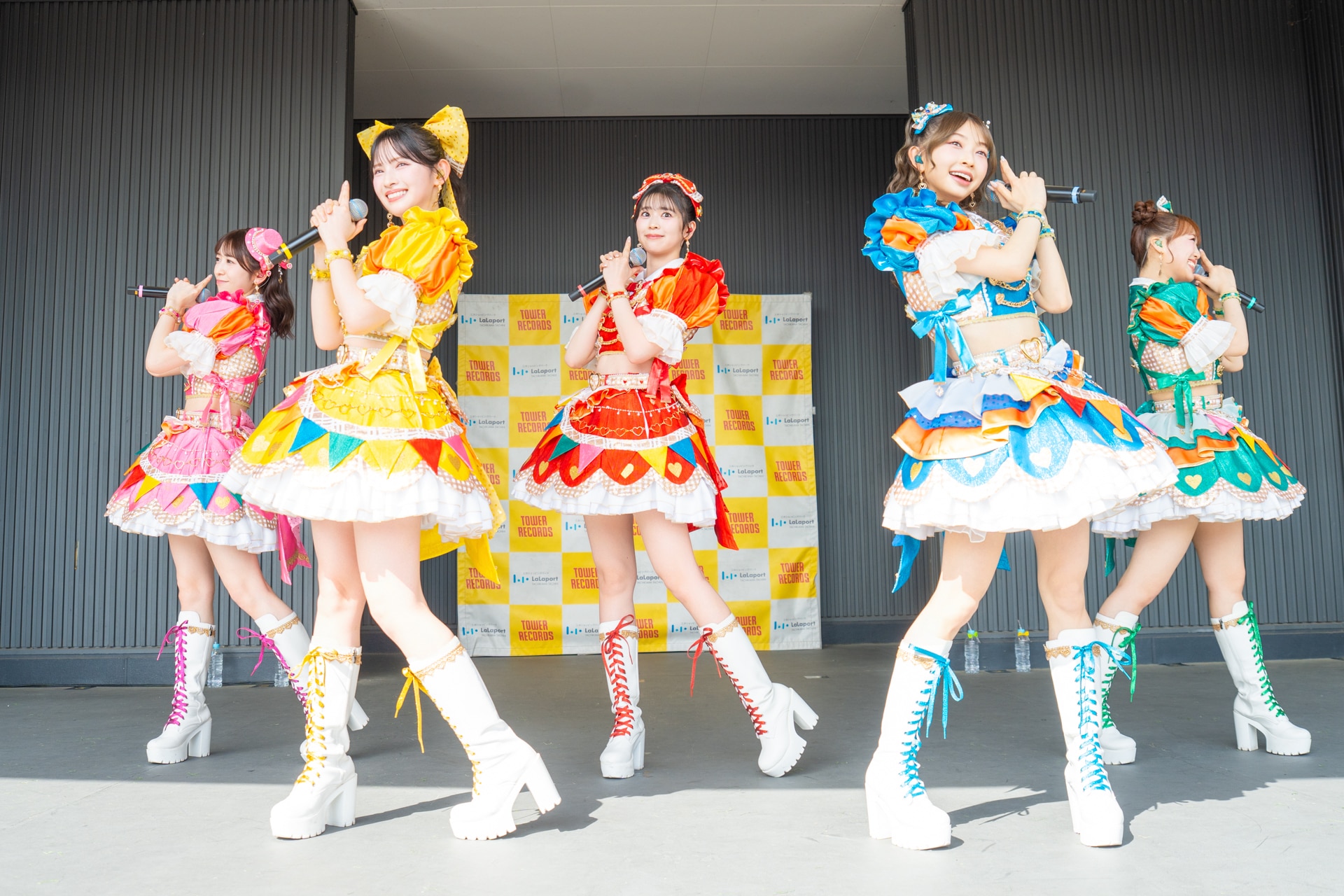超ときめき♡宣伝部、ららぽーと立川立飛に登場！まばゆい日差しの下で
