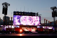 「推しのいる世界」を披露する＝LOVE。©YOANI / ソニー・ミュージックレーベルズ