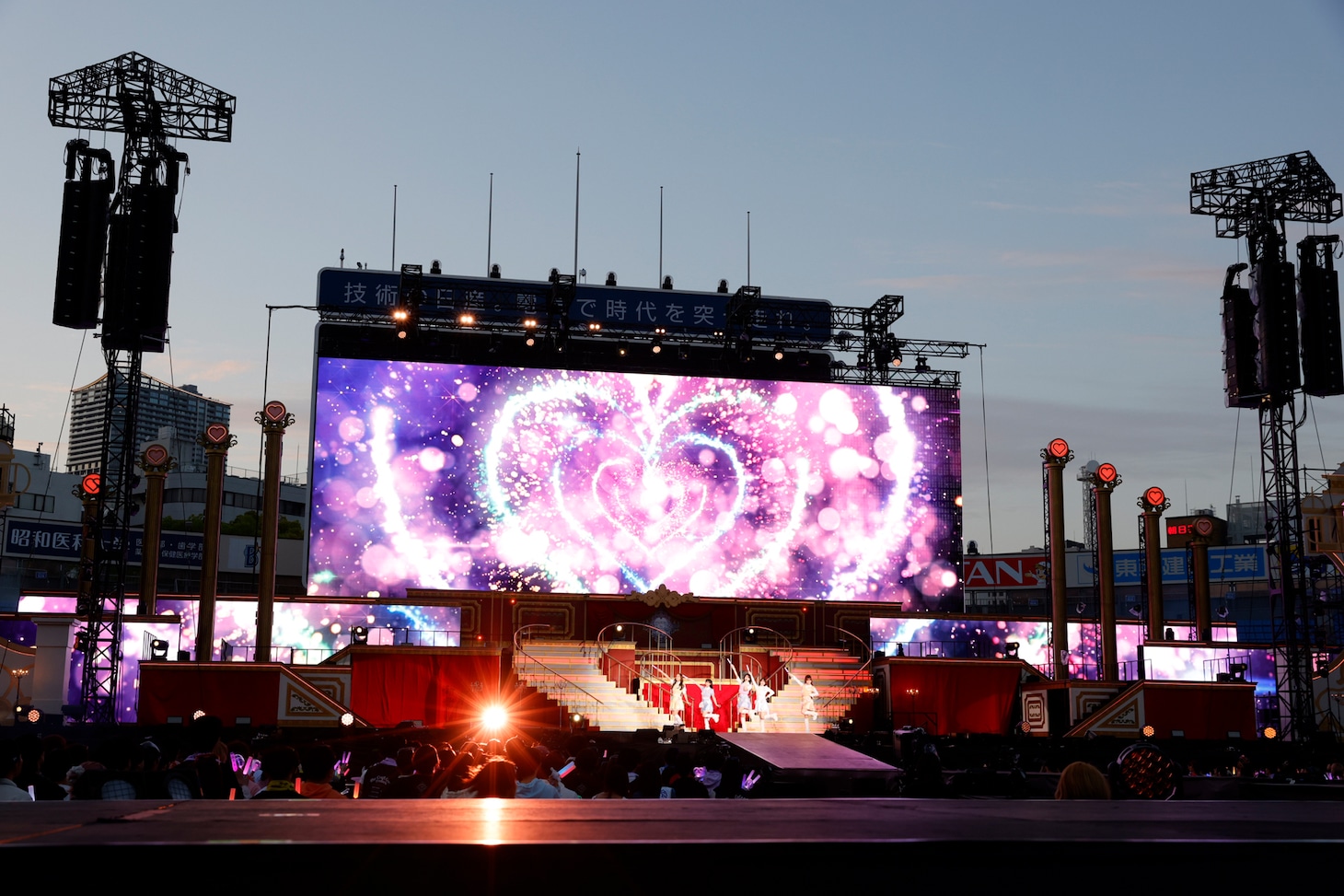 「推しのいる世界」を披露する＝LOVE。©YOANI / ソニー・ミュージックレーベルズ