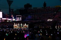 「＝LOVE 8周年ツアー『＝LOVE 8th ANNIVERSARY PREMIUM TOUR』FINAL in 横浜スタジアム」の様子。©YOANI / ソニー・ミュージックレーベルズ