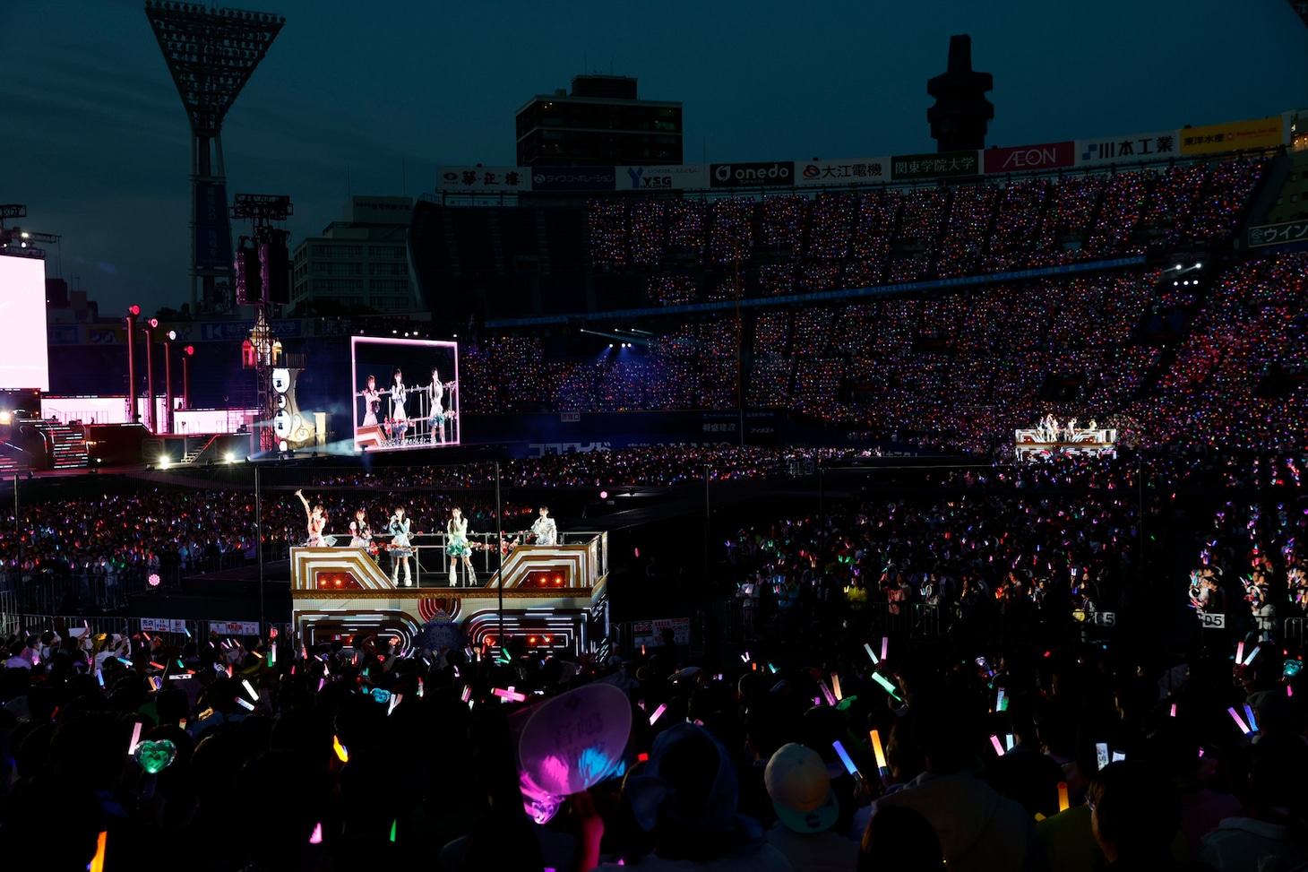 「＝LOVE 8周年ツアー『＝LOVE 8th ANNIVERSARY PREMIUM TOUR』FINAL in 横浜スタジアム」の様子。©YOANI / ソニー・ミュージックレーベルズ