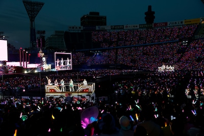 「＝LOVE 8周年ツアー『＝LOVE 8th ANNIVERSARY PREMIUM TOUR』FINAL in 横浜スタジアム」の様子。©YOANI / ソニー・ミュージックレーベルズ