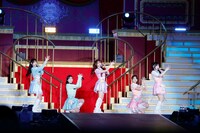 「Sweetest girl」を披露する＝LOVE。©YOANI / ソニー・ミュージックレーベルズ