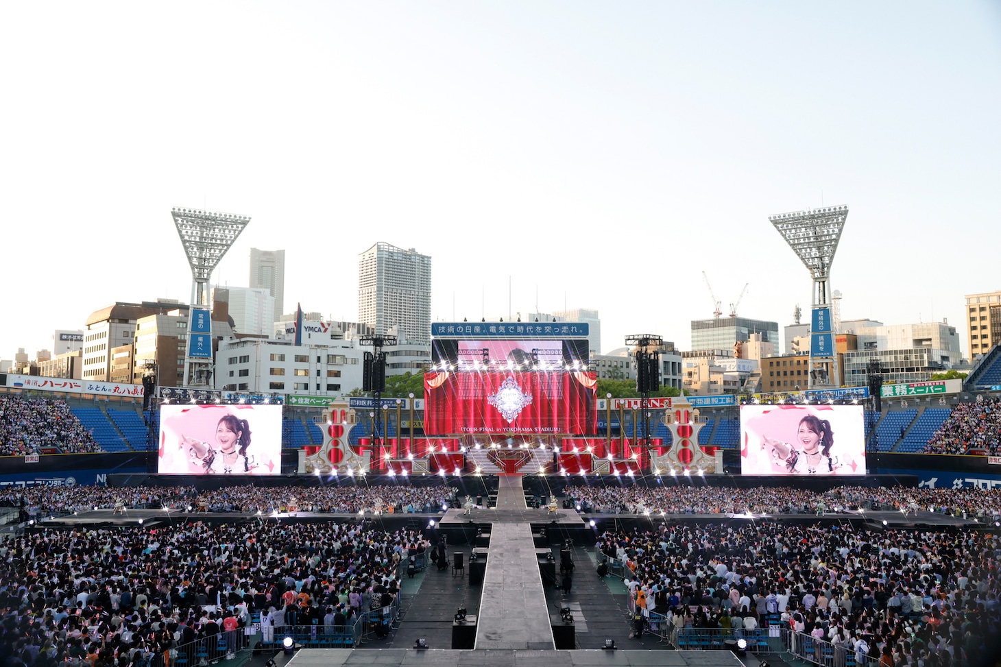 「＝LOVE 8周年ツアー『＝LOVE 8th ANNIVERSARY PREMIUM TOUR』FINAL in 横浜スタジアム」の様子。©YOANI / ソニー・ミュージックレーベルズ