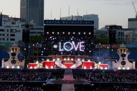 「＝LOVE 8周年ツアー『＝LOVE 8th ANNIVERSARY PREMIUM TOUR』FINAL in 横浜スタジアム」の様子。©YOANI / ソニー・ミュージックレーベルズ