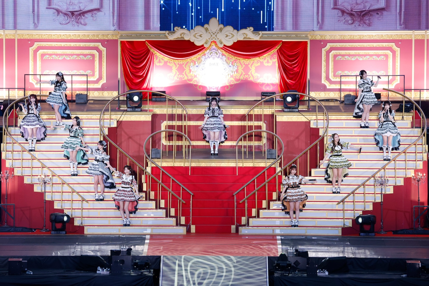 「お姫様の作り方」を披露する＝LOVE。©YOANI / ソニー・ミュージックレーベルズ