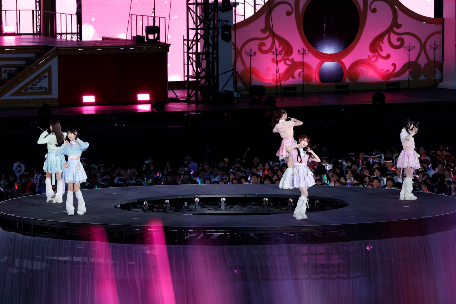 「Sweetest girl」を披露する＝LOVE。©YOANI / ソニー・ミュージックレーベルズ