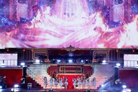 「劇薬中毒」を披露する＝LOVE。©YOANI / ソニー・ミュージックレーベルズ