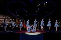 「劇薬中毒」を披露する＝LOVE。©YOANI / ソニー・ミュージックレーベルズ