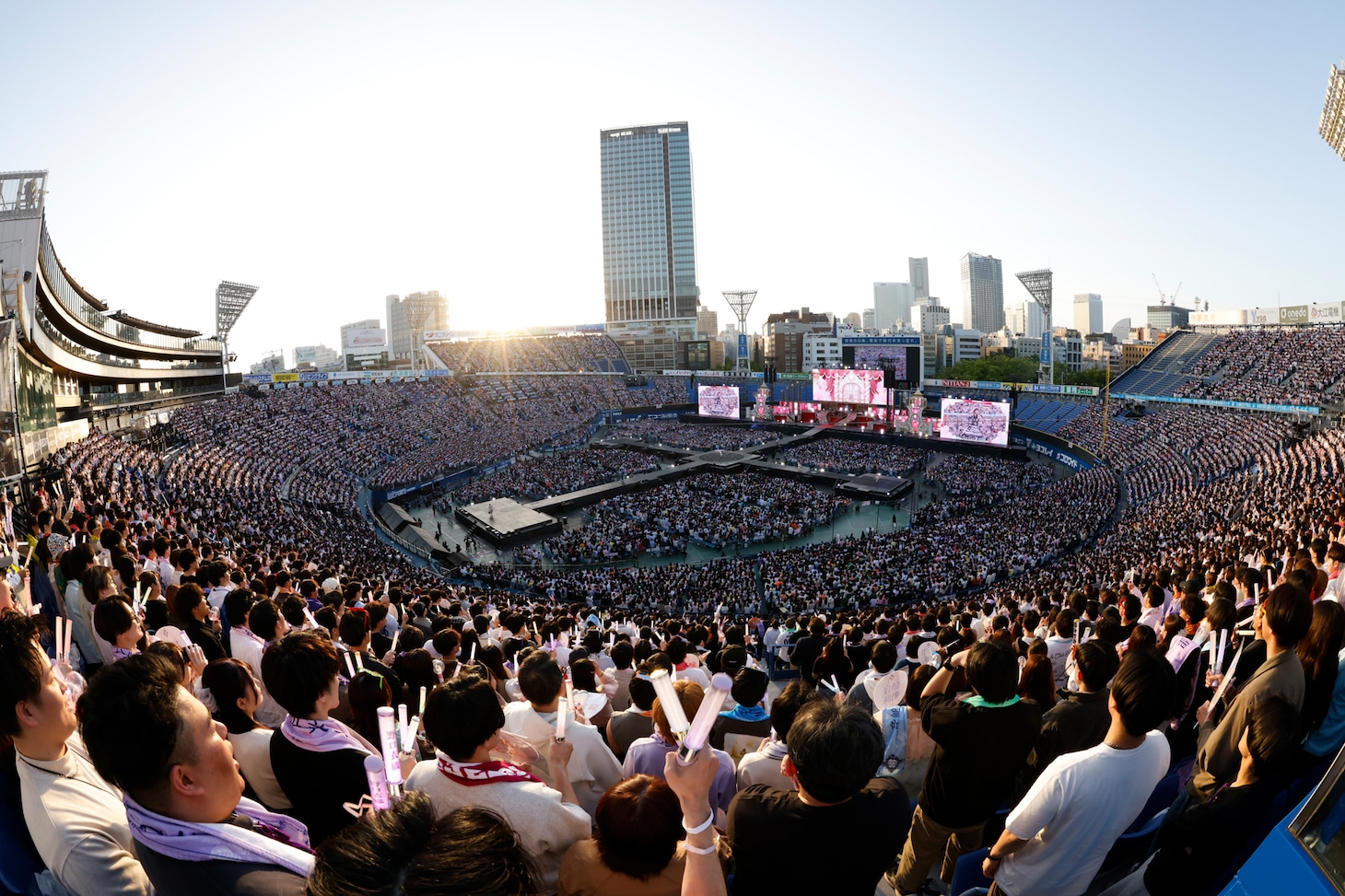 「＝LOVE 8周年ツアー『＝LOVE 8th ANNIVERSARY PREMIUM TOUR』FINAL in 横浜スタジアム」の様子。©YOANI / ソニー・ミュージックレーベルズ