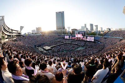 「＝LOVE 8周年ツアー『＝LOVE 8th ANNIVERSARY PREMIUM TOUR』FINAL in 横浜スタジアム」の様子。©YOANI / ソニー・ミュージックレーベルズ