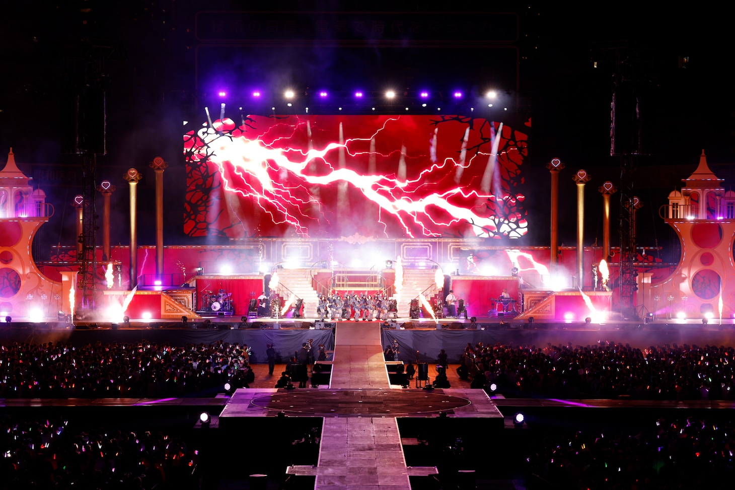 「＝LOVE 8周年ツアー『＝LOVE 8th ANNIVERSARY PREMIUM TOUR』FINAL in 横浜スタジアム」の様子。©YOANI / ソニー・ミュージックレーベルズ