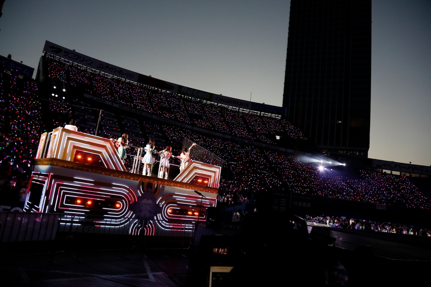 「＝LOVE 8周年ツアー『＝LOVE 8th ANNIVERSARY PREMIUM TOUR』FINAL in 横浜スタジアム」の様子。©YOANI / ソニー・ミュージックレーベルズ