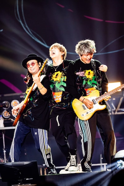 めいちゃんとバンドメンバー。