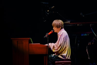 ピアノの弾き語りを披露するめいちゃん。