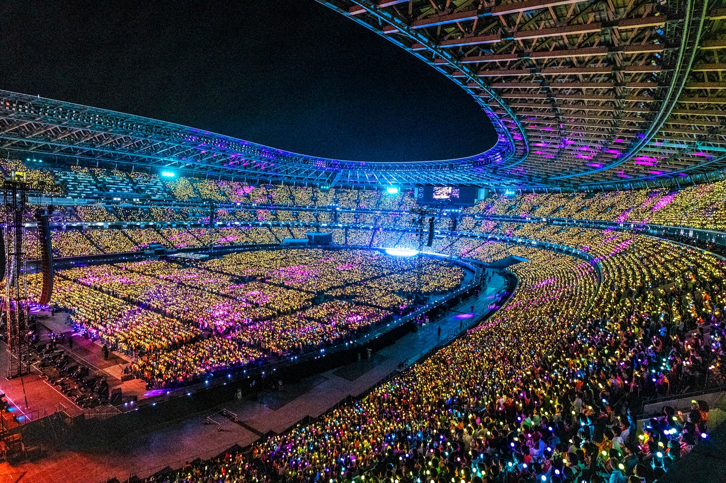 Mrs. GREEN APPLE「ゼンジン未到とイ/ミュータブル～間奏編～」よりペンライトが光る国立競技場公演の様子。（撮影：田中聖太郎写真事務所）