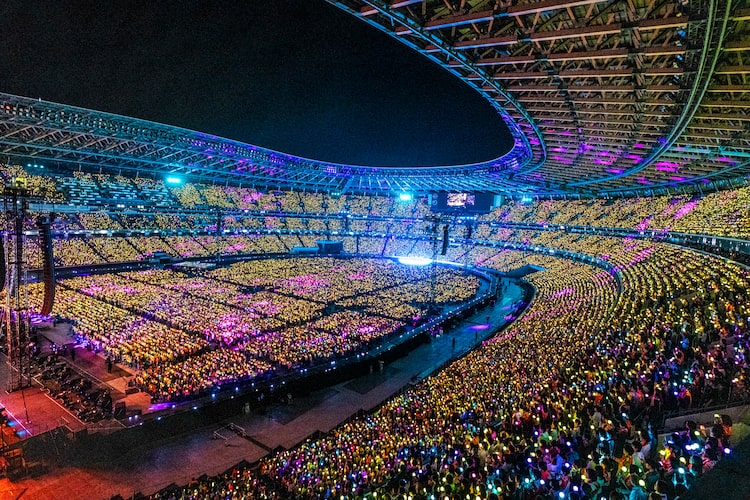 Mrs. GREEN APPLE「ゼンジン未到とイ/ミュータブル～間奏編～」よりペンライトが光る国立競技場公演の様子。（撮影：田中聖太郎写真事務所）