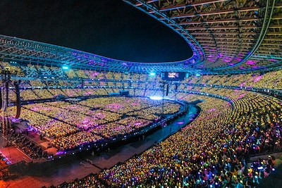 Mrs. GREEN APPLE「ゼンジン未到とイ/ミュータブル～間奏編～」よりペンライトが光る国立競技場公演の様子。（撮影：田中聖太郎写真事務所）