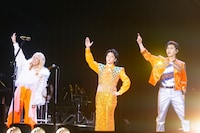 国立競技場のステージに立つMrs. GREEN APPLE。（撮影：田中聖太郎写真事務所）