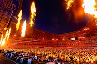 Mrs. GREEN APPLE「ゼンジン未到とイ/ミュータブル～間奏編～」より炎が噴き出す国立競技場公演の様子。（撮影：田中聖太郎写真事務所）