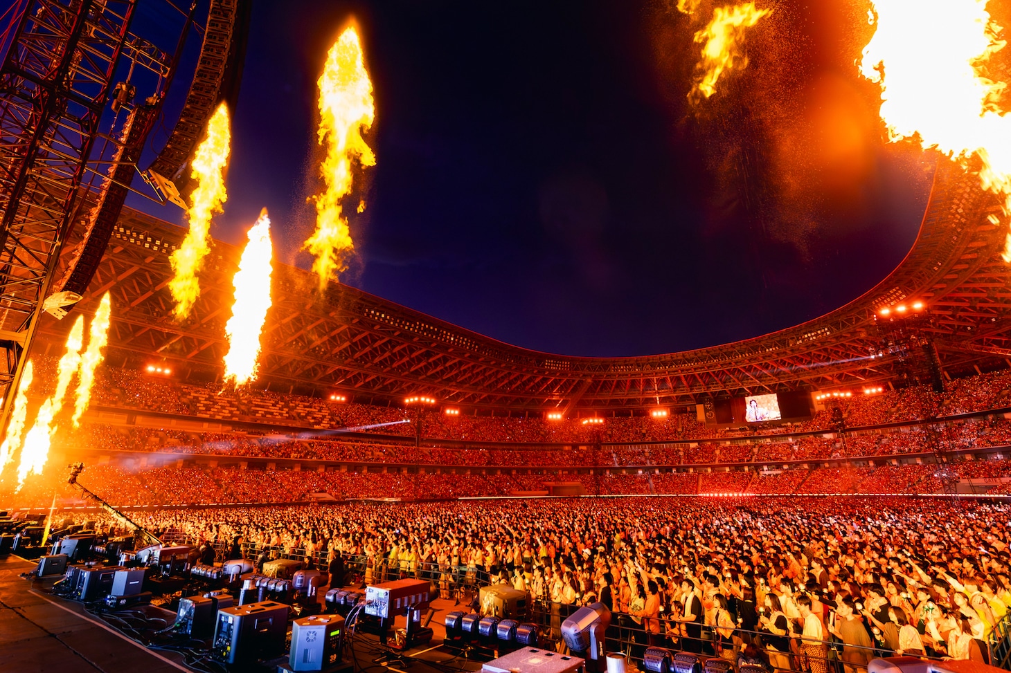 Mrs. GREEN APPLE「ゼンジン未到とイ/ミュータブル～間奏編～」より炎が噴き出す国立競技場公演の様子。（撮影：田中聖太郎写真事務所）