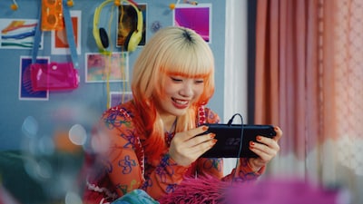 Nintendo Switch 2ソフト「ぽこ あ ポケモン」の新テレビCM「みんなでつくる、松村さんの街。」編に出演するMAHINA（HANA）。